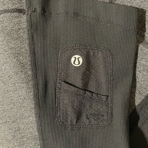LULULEMON Run Switch Back 1/2 Zip Reversible Pullover grey black/black, size 4 - Picture 11 of 12
